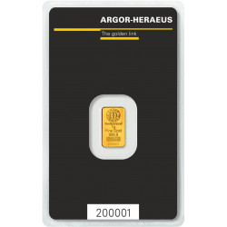 Zlatý investiční slitek švýcarského výrobce Argor Heraeus 1 gram Velikost: 15,0 x 8,7 x 0,5 mm Materiál: AU 999,9/1000 Váha: 1,00 gram Země původu: Švýcarsko Rafinér: Argor Heraeus SA