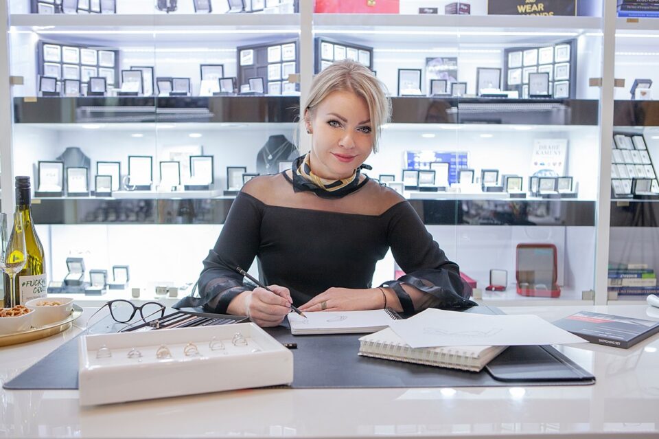 Zlatá Roudná | Petra Praumová při své práci