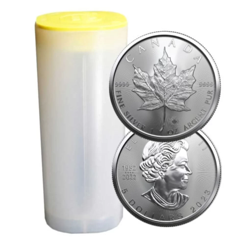 Tuba 25 x 1 oz stříbrná investiční mince Maple Leaf 2023 Originální tuba 25 kanadských stříbrných mincí Maple Leaf – Javorový list za zvýhodněnou cenu. Mince Maple Leaf ražené Královskou kanadskou mincovnou jsou každoročně vydávány vládou Kanady od roku 1988. Stříbrná mince je zákonným platidlem s nominální hodnotou 5 kanadských dolarů. Tržní hodnota mince je variabilně určena závislostí na spotové ceně stříbra na burze drahých kovů. Obsah stříbra 99,99 % řadí tuto minci mezi nejlepší oficiální stříbrné mince na světě. Standardní verze má hmotnost 1 trojské unce (31,10 gramů). Mince jsou opatřeny bezpečnostními prvky – radiální 3D linie, mikrogravírovaný javorový list, technologie proti padělání BULLION DNA™ a exkluzivní ochrana povrchu MINTSHIELD™ proti vzniku mléčných skvrn. Rub: Javorový list, text “CANADA”, “ARGENT PUR”, ryzost a váha. Líc: Portrét britské královny Alžběty II., text “ELIZABETH II”, nominální hodnota a rok vydání. Autorem portrétu Alžběty II. je Cosme Saffioti Zaujal Vás kanadský Maple Leaf? Jsme zde pro Vás na telefonu +420 777 260 271 Rádi Vás přivítáme osobně v našem Domu šperů a investic Zlatá Roudná, Na Roudné 401/47 v Plzni.