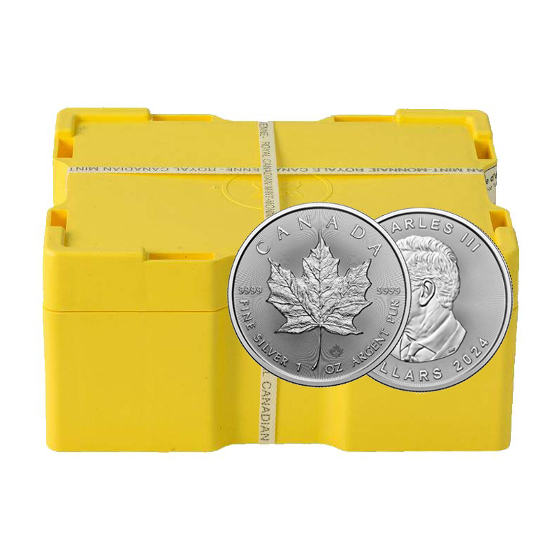 Box 500 x 1 oz stříbrná investiční mince Maple Leaf 2024 Originální masterbox kanadských stříbrných mincí Maple Leaf – Javorový list za zvýhodněnou cenu. Mince Maple Leaf ražené Královskou kanadskou mincovnou jsou každoročně vydávány vládou Kanady od roku 1988. Stříbrná mince je zákonným platidlem s nominální hodnotou 5 kanadských dolarů. Tržní hodnota mince je variabilně určena závislostí na spotové ceně stříbra na burze drahých kovů. Obsah stříbra 99,99 % řadí tuto minci mezi nejlepší oficiální stříbrné mince na světě. Standardní verze má hmotnost 1 trojské unce (31,10 gramů). Mince jsou opatřeny bezpečnostními prvky – radiální 3D linie, mikrogravírovaný javorový list, technologie proti padělání BULLION DNA™ a exkluzivní ochrana povrchu MINTSHIELD™ proti vzniku mléčných skvrn. Rub: Javorový list, text "CANADA", “ARGENT PUR”, ryzost a váha. Líc: Portrét britského krále Karla III., text "CHARLES III”, nominální hodnota a rok vydání. Autorem portrétu Karla III. je Steven Rosati. Zaujal Vás kanadský Maple Leaf? Jsme zde pro Vás na telefonu +420 777 260 271 Rádi Vás přivítáme osobně v našem Domu šperů a investic Zlatá Roudná, Na Roudné 401/47 v Plzni.