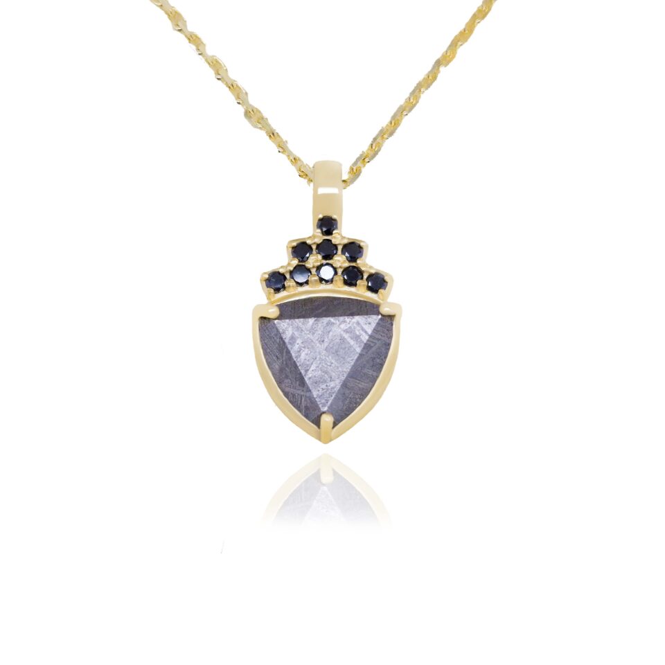 Zlatý náhrdelník s diamanty a meteoritem ve tvaru štítu