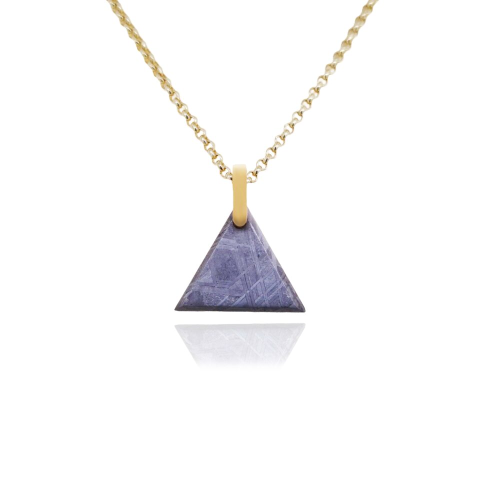 Minimalistický náhrdelník s trojúhelníkovým meteoritem ze žlutého zlata
