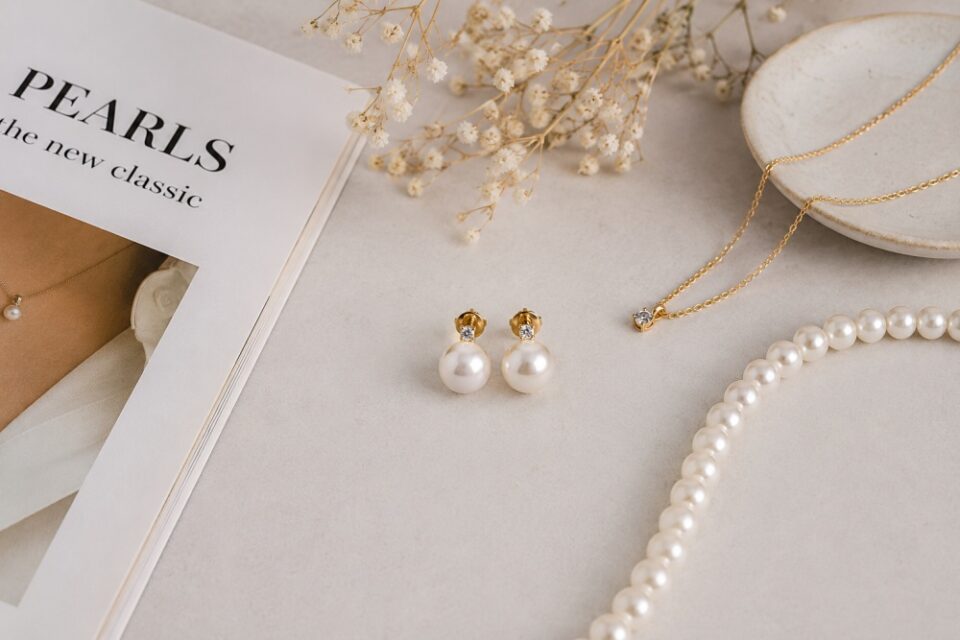 Objevte trendy, moderní kombinace perel s diamanty a inspiraci pro výběr perlových náušnic.
